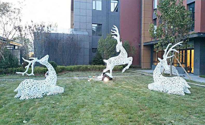 不銹鋼鹿，不銹鋼鏤空鹿，鏤空鹿景觀擺件，鏤空鹿雕塑，河北不銹鋼鹿廠家3.jpg