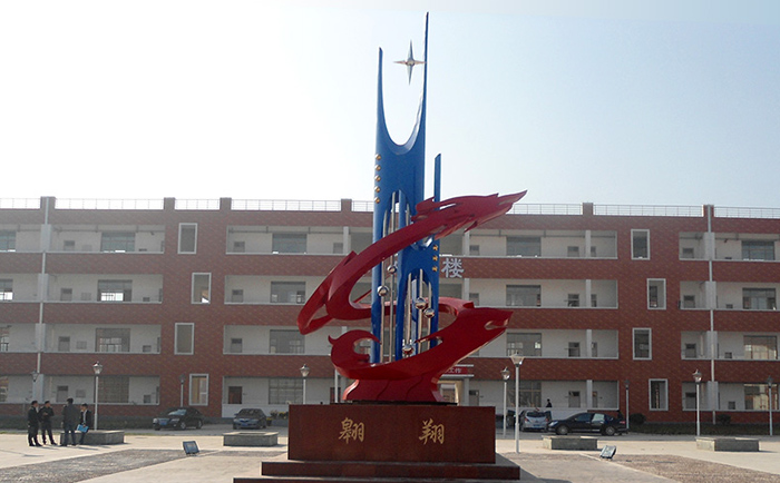 不銹鋼雕塑制作完成之后，需要對表面進行打磨噴漆，這樣才可以獲得想要的表面效果，不銹鋼雕塑打磨噴漆有一些注意事項，下面給大家介紹一下。